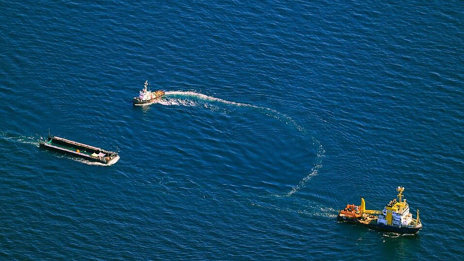 Zum Konvoi zählten zwei große Schiffe: Das Mehrzweckschiff 'Fortuna B' (rechts) und der Schlepper 'Robin Hood' (oben) sowie der Lastkahn, auch Barge genannt (links). Zum Konvoi zählten zwei große Schiffe: Das Mehrzweckschiff 'Fortuna B' (rechts) und der Schlepper 'Robin Hood' (oben) sowie der Lastkahn, auch Barge genannt (links).