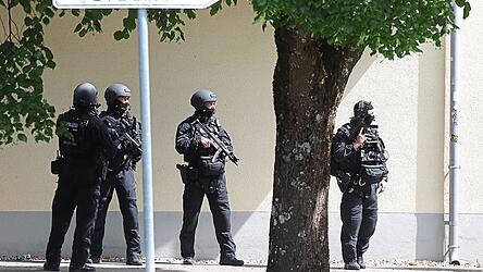 In Schongau rückten Spezialeinsatzkräfte der Polizei an. Der mutmaßliche Täter hatte seine Waffe wohl aus dem Dark - net; hergestellt mittels 3-D-Druck. In Schongau rückten Spezialeinsatzkräfte der Polizei an. Der mutmaßliche Täter hatte seine Waffe wohl aus dem Dark - net; hergestellt mittels 3-D-Druck.