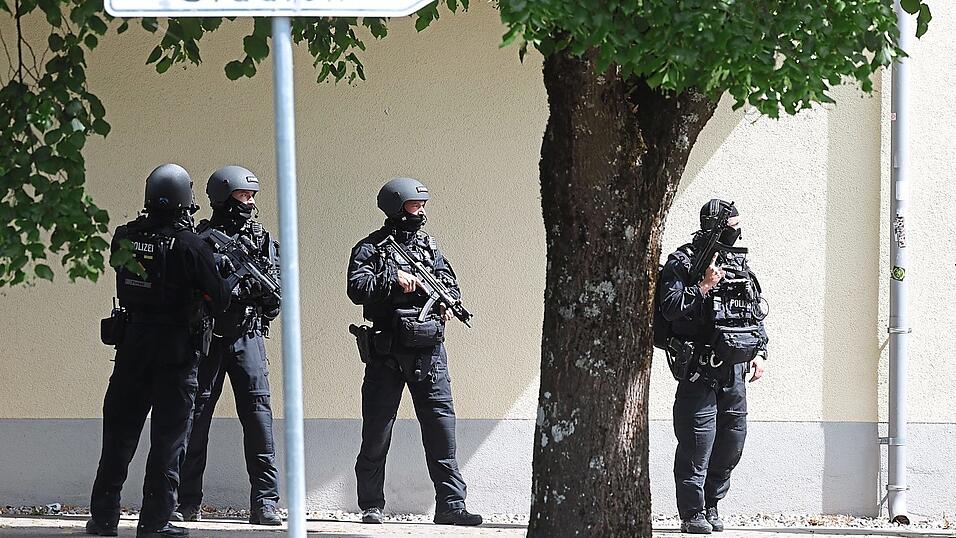In Schongau rückten Spezialeinsatzkräfte der Polizei an. Der mutmaßliche Täter hatte seine Waffe wohl aus dem Dark - net; hergestellt mittels 3-D-Druck. In Schongau rückten Spezialeinsatzkräfte der Polizei an. Der mutmaßliche Täter hatte seine Waffe wohl aus dem Dark - net; hergestellt mittels 3-D-Druck.