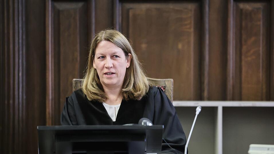 Die Strafkammer unter der Vorsitzenden Richterin Isabel Hildebrandt hatte für die Einreichung weiterer Beweisanträge eine Frist bis zum 28. Oktober gesetzt. Die Strafkammer unter der Vorsitzenden Richterin Isabel Hildebrandt hatte für die Einreichung weiterer Beweisanträge eine Frist bis zum 28. Oktober gesetzt.