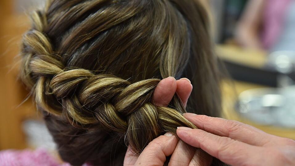 Flechten Sie den Zopf einmal rund herum bis zur anderen Seite. Flechten Sie den Zopf einmal rund herum bis zur anderen Seite.