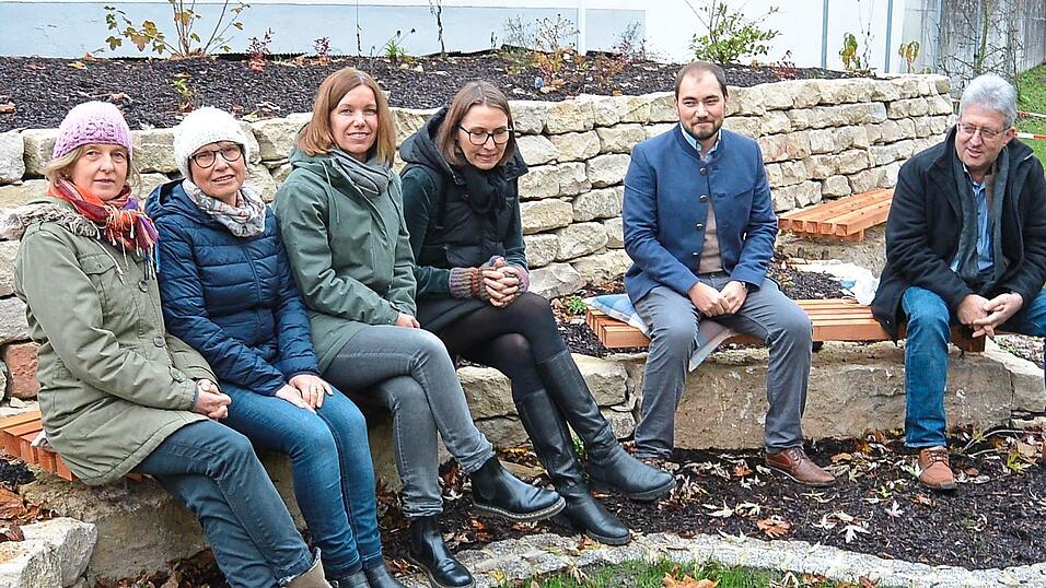 Vor der sch&ouml;nen Natursteinmauer sa&szlig;en (fast) alle, die an ihrer Entstehung beteiligt waren: (v. l.) die Erzieherinnen Andrea Herzog und Sabine Hagl, die Leiterin des Haager Kinderhauses Manuela Kuhlow, Nina Huber (ILE), zweiter B&uuml;rgermeister Dominik Berger und B&uuml;rgermeister Anton Geier.