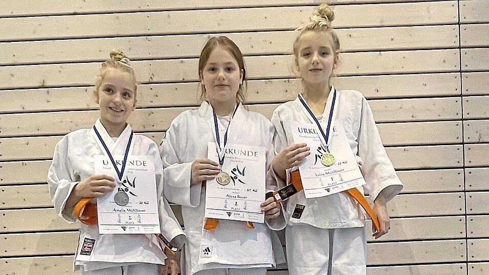 Amelie Mühlbauer, Alexa Bauer und Luisa Mühlbauer (von links) dürfen bei den Bayerischen Meisterschaften in Wörth an der Donau starten. Amelie Mühlbauer, Alexa Bauer und Luisa Mühlbauer (von links) dürfen bei den Bayerischen Meisterschaften in Wörth an der Donau starten.