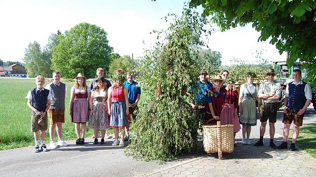 Die Landjugendgruppe zog mit dem Pfingstl wieder in Wiesing von Haus zu Haus und erfreute dabei Einheimische und auch Ferieng&auml;ste, die von diesem alten Brauch sichtlich &uuml;berrascht wurden, aber auch voll begeistert waren.