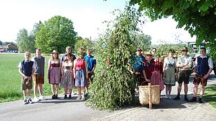 Die Landjugendgruppe zog mit dem Pfingstl wieder in Wiesing von Haus zu Haus und erfreute dabei Einheimische und auch Feriengäste, die von diesem alten Brauch sichtlich überrascht wurden, aber auch voll begeistert waren. Die Landjugendgruppe zog mit dem Pfingstl wieder in Wiesing von Haus zu Haus und erfreute dabei Einheimische und auch Feriengäste, die von diesem alten Brauch sichtlich überrascht wurden, aber auch voll begeistert waren.