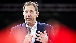 Der SPD-Vorsitzende Lars Klingbeil verwahrt sich scharf gegen Angriffe aus der Union auf seine Co-Parteichefin B&auml;rbel Bas.
