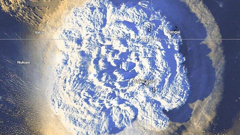 Der gewaltige Ausbruch eines unterseeischen Vulkans in der Nähe des Inselreichs Tonga hat im Pazifik-Gebiet Flutwellen ausgelöst. Der gewaltige Ausbruch eines unterseeischen Vulkans in der Nähe des Inselreichs Tonga hat im Pazifik-Gebiet Flutwellen ausgelöst.