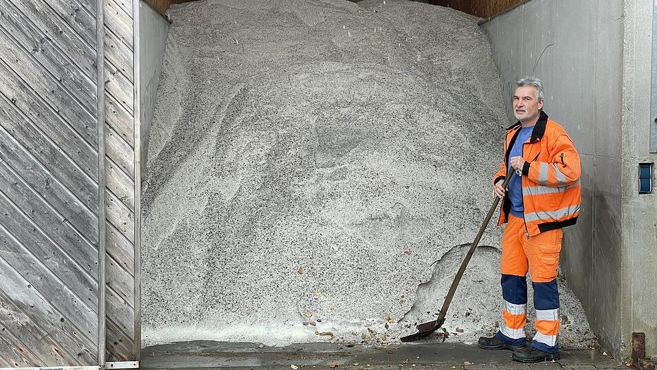 Gut gef&uuml;llt sind das Salz- und auch das Riesellager f&uuml;r den Winterdienst im Bauhof des Marktes Schierling.