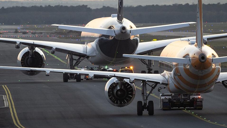 Lufthansa und Condor konkurrieren am Frankfurter Flughafen.