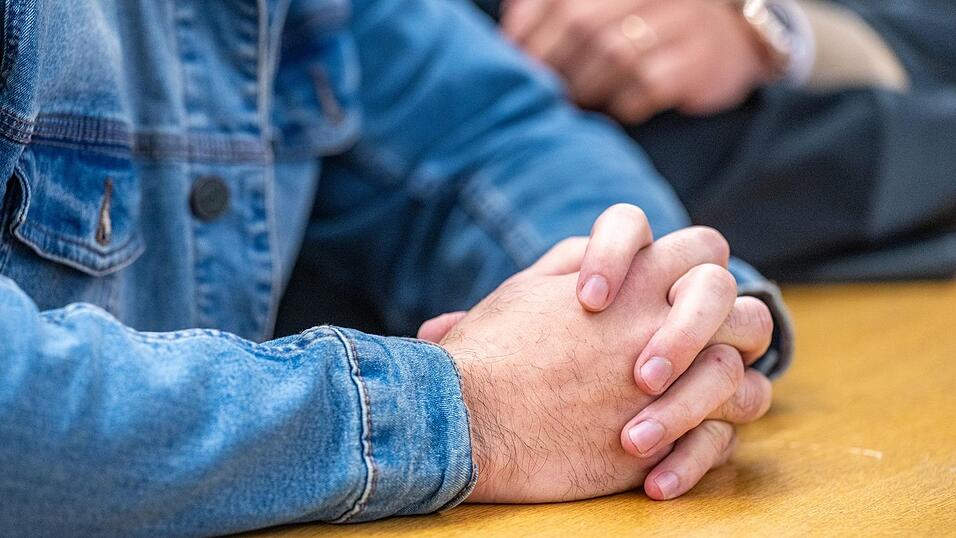 Der 28-Jährige, der laut Anklage seine Toter mit Gift umbringen wollte, sitzt im Verhandlungssaal des Landshuter Landgerichts.