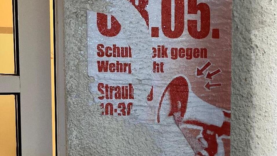 Der Hausmeister der Jakob-Sandtner-Realschule hat versucht, den Kleber des Plakats von &bdquo;Schulstreik gegen Wehrpflicht&ldquo; zu l&ouml;sen. Dieser sei jedoch sehr hartn&auml;ckig. Die Mauer wurde besch&auml;digt.