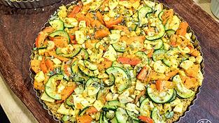 Dieser Zucchini-Kuchen ist vegan, schnell zubereitet und schmeckt herrlich herzhaft nach Gemüse.