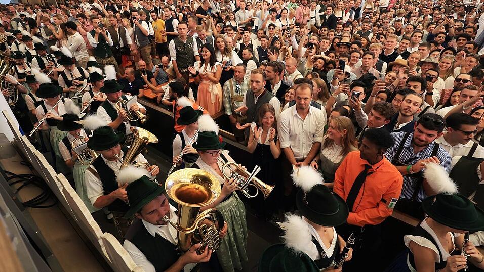 Andrang zur Eröffnung des Oktoberfestes in den Zelten.