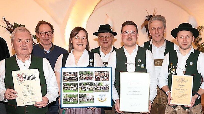Die Holzlandblaskapelle Steinkirchen blickte mit Veronika Saler, Landrat Martin Bayerstorfer, Gerhard Liebl, Steinkirchens B&uuml;rgermeister Hans Schweiger, Birgit Schraufstetter, Hans Wegmann, Michael Andruet, Georg Gruber, Rafal Wienchol, Hermann Taggruber, Kapellmeister Kurt M&uuml;ller zusammen mit Hohenpoldings B&uuml;rgermeister Alfons Beilhack auf ein ereignisreiches und erfolgreiches Vereinsjahr zur&uuml;ck.