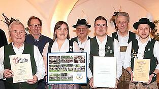 Die Holzlandblaskapelle Steinkirchen blickte mit Veronika Saler, Landrat Martin Bayerstorfer, Gerhard Liebl, Steinkirchens B&uuml;rgermeister Hans Schweiger, Birgit Schraufstetter, Hans Wegmann, Michael Andruet, Georg Gruber, Rafal Wienchol, Hermann Taggruber, Kapellmeister Kurt M&uuml;ller zusammen mit Hohenpoldings B&uuml;rgermeister Alfons Beilhack auf ein ereignisreiches und erfolgreiches Vereinsjahr zur&uuml;ck.