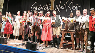 Gro&szlig;e B&uuml;hne zum Auftakt: Gekonnt zapfte B&uuml;rgermeisterin Karoline Fritz-Ertlmaier das erste Fass Zieglerbr&auml;u-Festbier an und stie&szlig; mit Festk&ouml;niginnen, Festwirten und Br&auml;u auf ein gutes Gelingen des Gallimarktes an.