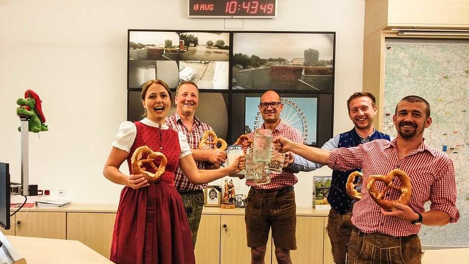 Am Freitag, 13. August, hätte heuer das Gäubodenvolksfest begonnen. Zu diesem Anlass tauschten die Mitarbeiter der Integrierte Leitstelle (ILS) Straubing die Dienstkleidung gegen Tracht. Am Freitag, 13. August, hätte heuer das Gäubodenvolksfest begonnen. Zu diesem Anlass tauschten die Mitarbeiter der Integrierte Leitstelle (ILS) Straubing die Dienstkleidung gegen Tracht.