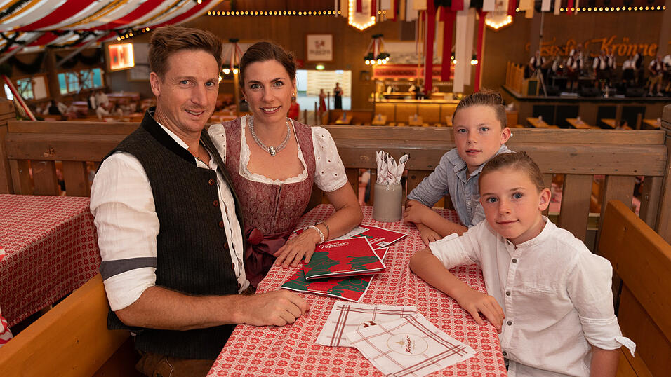 Die Partybilder vom Montag, 21. August 2023, aus dem Festzelt Krönner. Die Partybilder vom Montag, 21. August 2023, aus dem Festzelt Krönner.