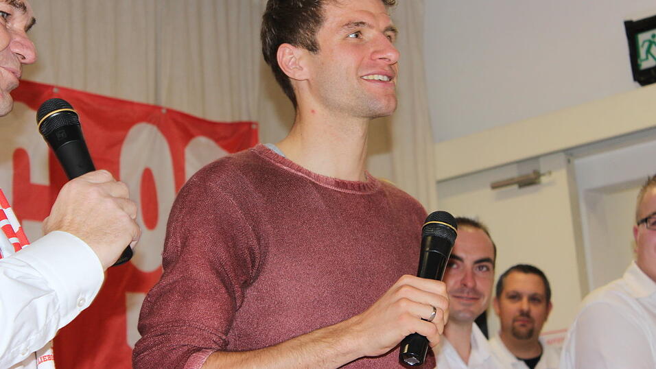 Thomas Müller besuchte am Sonntagnachmittag den 'FC Bayern-Fanclub Straubing '93'. (Foto: Fabian Roßmann) Thomas Müller besuchte am Sonntagnachmittag den 'FC Bayern-Fanclub Straubing '93'. (Foto: Fabian Roßmann)