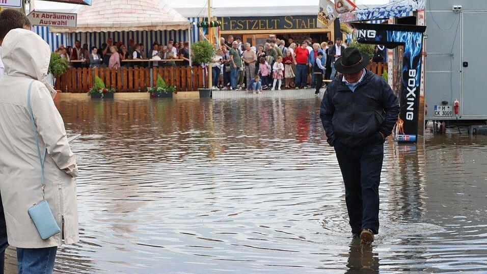 Land unter auf dem Festplatz in Wallersdorf.&nbsp;