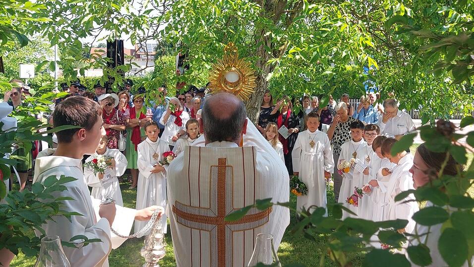 Pfarrer Diermeier präsentierte den Gläubigen die Monstranz mit dem Allerheiligsten. Pfarrer Diermeier präsentierte den Gläubigen die Monstranz mit dem Allerheiligsten.