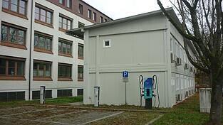 Privatautos können an den Ladesäulen vor den Containern mit Strom betankt werden. Privatautos können an den Ladesäulen vor den Containern mit Strom betankt werden.