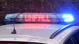 Der junge Motorradfahrer starb noch an der Unfallstelle. (Symbolbild)