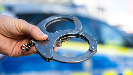 Eigentlich kontrolliert die Polizei in Regenstauf zum Thema Ablenkung im Stra&szlig;enverkehr. Bei einem 45-J&auml;hrigen entdecken die Beamten jedoch gleich mehrere Verst&ouml;&szlig;e. (Symbolbild)