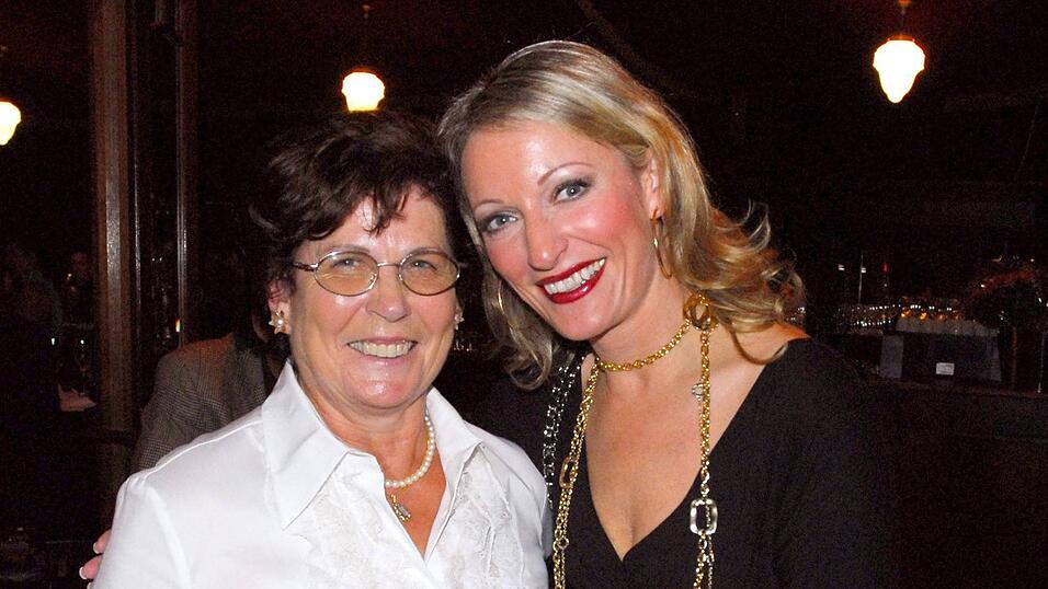 Monika Gruber zusammen mit ihrer Mutter. Gemeinsam waren sie anlässlich der Premiere des 'Alfons Schuhbeck Palazzo' am 27. Oktober 2006 in München. Monika Gruber zusammen mit ihrer Mutter. Gemeinsam waren sie anlässlich der Premiere des 'Alfons Schuhbeck Palazzo' am 27. Oktober 2006 in München.