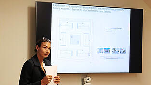 Architektin Antonia Ottinger stellt die Planung vor.