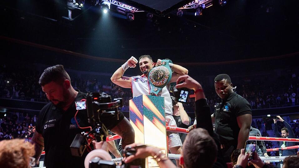 Pr&auml;sentiert seinen Interimsg&uuml;rtel: Boxprofi Agit Kabayel.