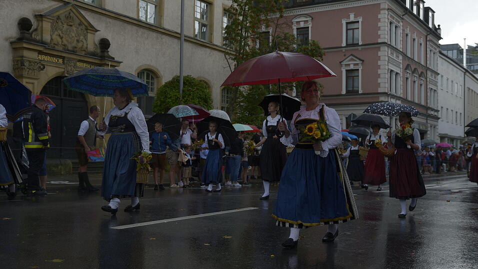 Zahlreiche Musik- und Trachtengruppen zogen nach dreij&auml;hriger Pause am Freitagabend zum Festplatz Am Hagen.&nbsp;