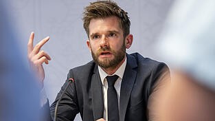 Laut Tristan Barczak, Professor für Öffentliches Recht, Sicherheitsrecht und das Recht der neuen Technologien in Passau, der das Gutachten erstellt hat, sind nun die Fraktionen.