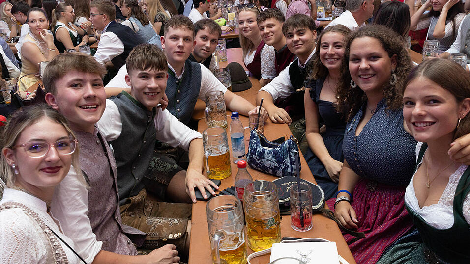 Die Partybilder vom Dienstag, 11. August, aus dem Festzelt Wenisch. Die Partybilder vom Dienstag, 11. August, aus dem Festzelt Wenisch.