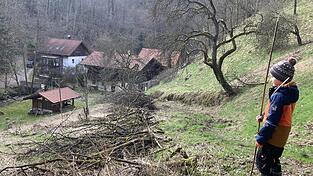 Ein Bub blickt hinab in das Perlbachtal bei Mitterfels auf den Weg, den die Hauptfigur Benno in dem neuen Kinder- und Jugendkrimi oft mit seinem Fahrrad entlangfährt. Das Buch soll bei Kindern und Jugendlichen ein Bewusstsein für die Heimat schaffen. Ein Bub blickt hinab in das Perlbachtal bei Mitterfels auf den Weg, den die Hauptfigur Benno in dem neuen Kinder- und Jugendkrimi oft mit seinem Fahrrad entlangfährt. Das Buch soll bei Kindern und Jugendlichen ein Bewusstsein für die Heimat schaffen.