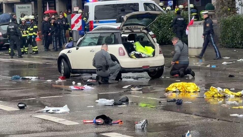 Fotos vom Stiglmaierplatz zeigen verstreute Gegenstände, das Auto des Fahrers, Menschen in Aufruhr. Fotos vom Stiglmaierplatz zeigen verstreute Gegenstände, das Auto des Fahrers, Menschen in Aufruhr.