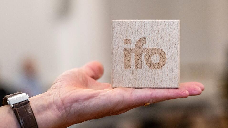 Ifo-Institut in M&uuml;nchen: Neun von zehn Firmen sp&uuml;ren Folgen des Iran-Kriegs. (Archivbild)