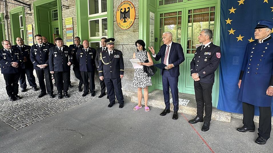 Regionspr&auml;sident Dr. Kamal Farhan sprach sein Gru&szlig;wort, &uuml;bersetzt von Petra Krop&aacute;čkov&aacute;, auf der deutschen Seite der Grenze stehend, w&auml;hrend Regens Landrat Dr. Ronny Raith im Nachbarland Tschechien zuh&ouml;rte.