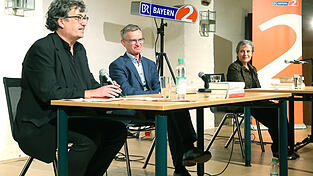 Gregor Hoppe, Bernhard Bachem und Beate Himmelstoß erzählten, lasen und diskutierten mit dem Publikum. Gregor Hoppe, Bernhard Bachem und Beate Himmelstoß erzählten, lasen und diskutierten mit dem Publikum.