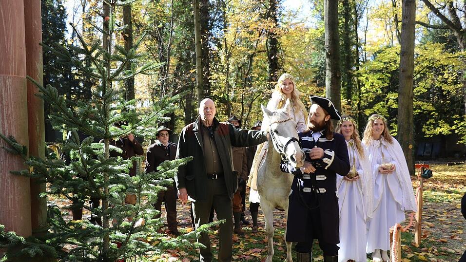 Peter Kittel (links) und das Christkind Laura Wenzel, (2. von links). Peter Kittel (links) und das Christkind Laura Wenzel, (2. von links).