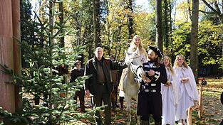 Peter Kittel (links) und das Christkind Laura Wenzel, (2. von links). Peter Kittel (links) und das Christkind Laura Wenzel, (2. von links).