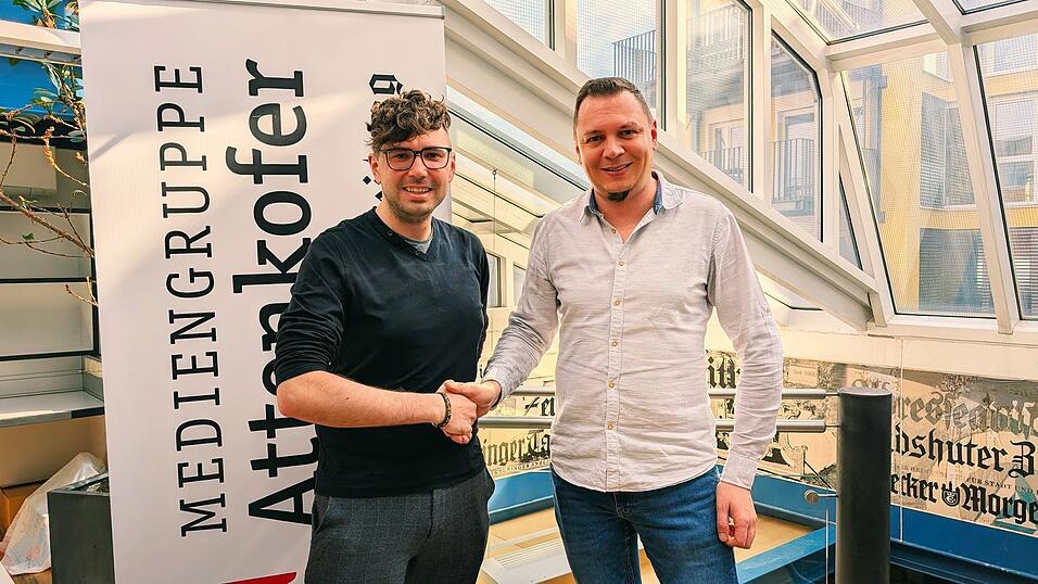 Enrico Koch (l.) von &bdquo;Kinderlicht e.V.&ldquo; dankt Redaktionsleiter Johannes B&auml;umel stellvertretend f&uuml;r die zahlreichen Spenden der LZ-Leser.