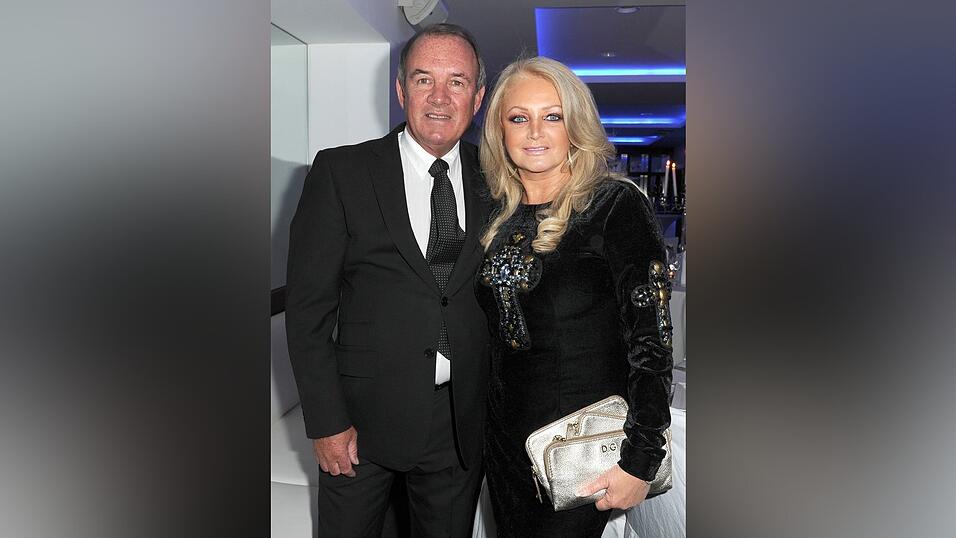 Mit ihrem Ehemann Robert Sullivan war Bonnie Tyler seit 1973 verheiratet. Mit ihrem Ehemann Robert Sullivan war Bonnie Tyler seit 1973 verheiratet.