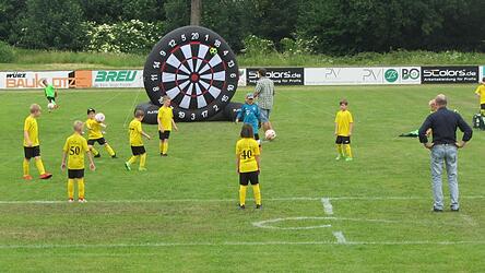 Die überdimensionale Dart-Scheibe war ein ständiger Anziehungspunkt nicht nur für die Kids.