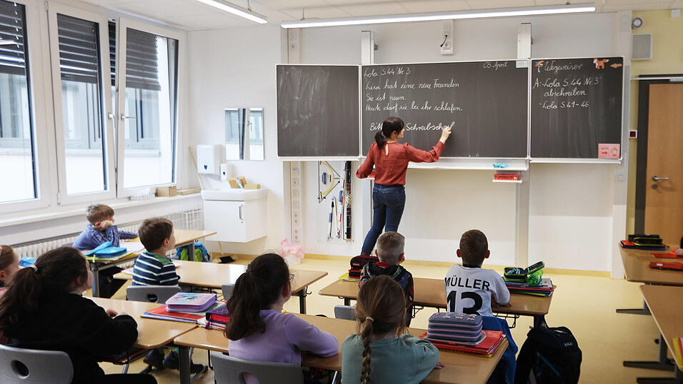 Für das neue Schuljahr stellt der Freistaat insgesamt 4.200 neue Lehrkräfte ein.