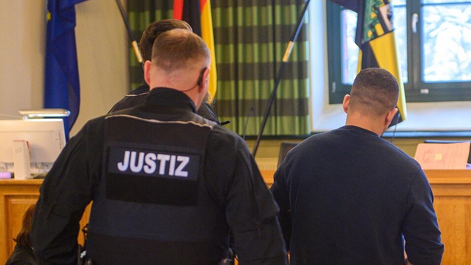 Der 38-J&auml;hrige soll seine Ehefrau in der JVA in Burg get&ouml;tet haben.