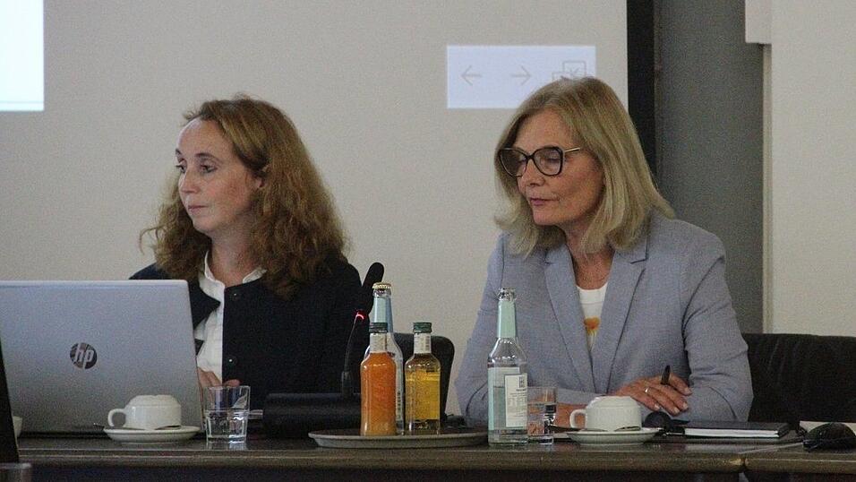 Andrea Vogel (r.) stellte am Donnerstag im Jugendhilfeausschuss die neue Einrichtung vor. Andrea Vogel (r.) stellte am Donnerstag im Jugendhilfeausschuss die neue Einrichtung vor.