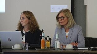 Andrea Vogel (r.) stellte am Donnerstag im Jugendhilfeausschuss die neue Einrichtung vor. Andrea Vogel (r.) stellte am Donnerstag im Jugendhilfeausschuss die neue Einrichtung vor.