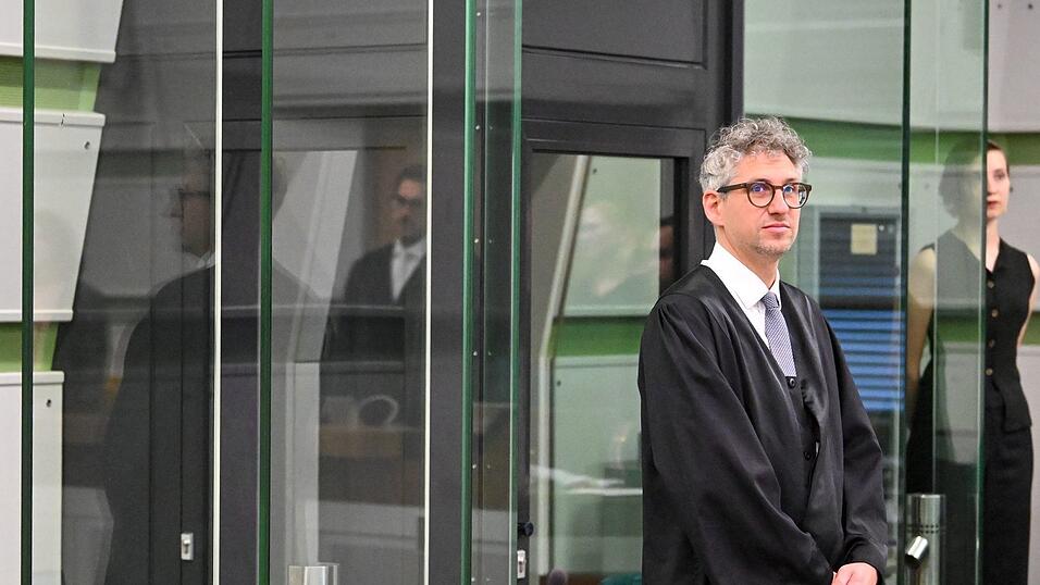 Der Verteidiger Jochen Sch&ouml;fthaler vor Prozessbeginn.