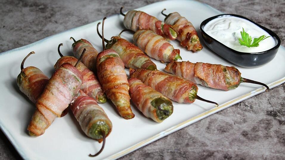 Der ideale Snack für einen spannenden Fernsehabend: Gefüllte Jalapeños im Speckmantel.
